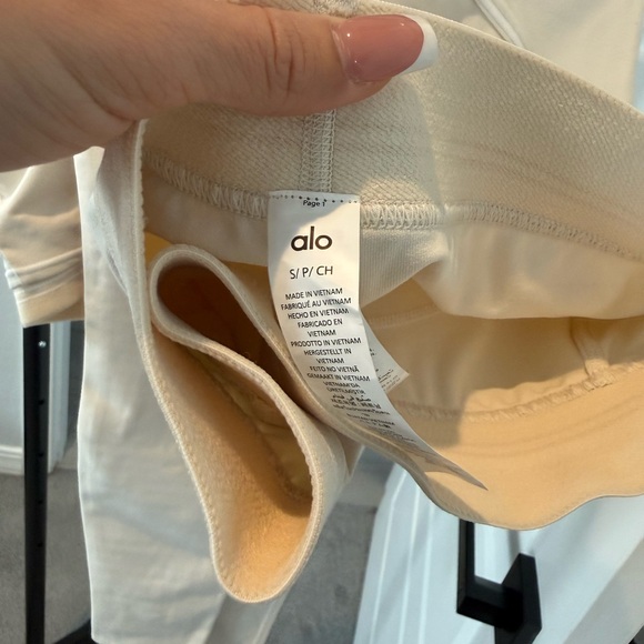 ALO Yoga Women's Heart throb oatmilk and white Sports Bra and leggings Set - Picture 8 of 9